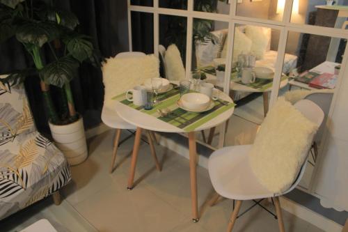 A2J BGC Luxury 2BR Loft Near Burgos Circle, Malls, Manila (photo 4)