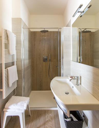 1 queen bed, 1 bunk bed