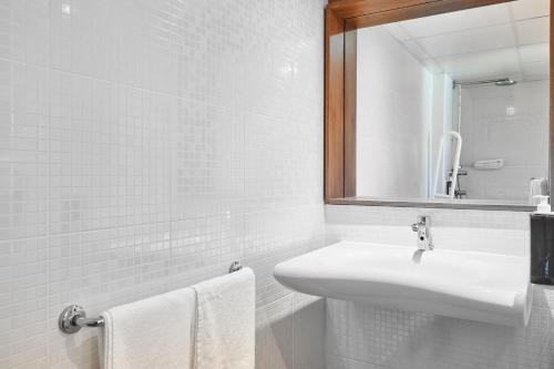Bathroom, Greet Hotel Versailles - Voisins Le Bretonneux in Voisins-le-Bretonneux