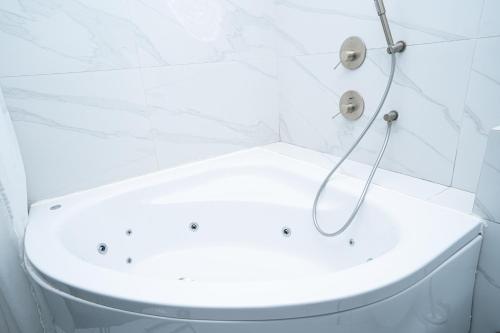 Pezsgőfürdő, Zamarin in Zichron Yaakov