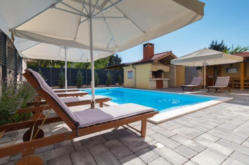 Spacious Villa Malina with pool - Location saisonnière - Privlaka