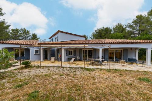 Фасада на хотела, Villa Signo - Piscine privée (Villa Signo - Piscine privee) in Син