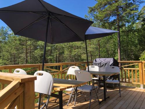 Timber cottages with jacuzzi and sauna near lake Vänern