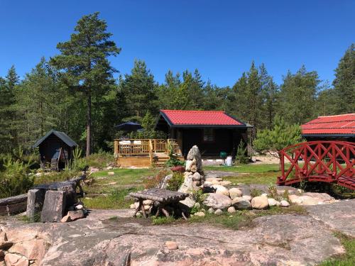 Timber cottages with jacuzzi and sauna near lake Vänern