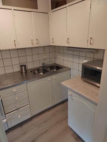 Kalle's unluxury guest house Aircon 15min city center by train in Reimars