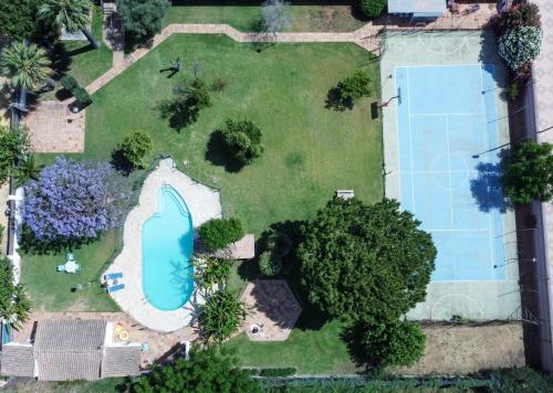 Casa independiente con piscina y pista deportiva privadas