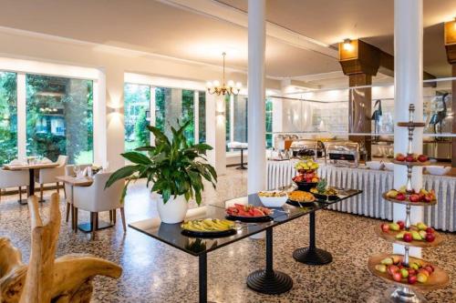 Promenaden-Strandhotel Marolt – St. Kanzian, CA