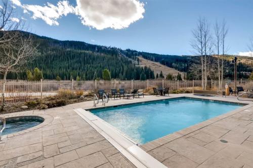 River Run Village 2 Bedroom Condo at Red Hawk Lodge walk to lift