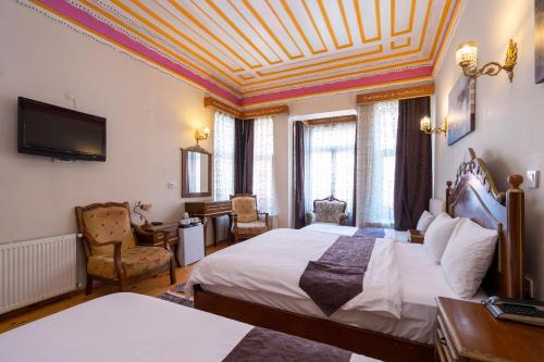 Deluxe Quadruple Room image 9
