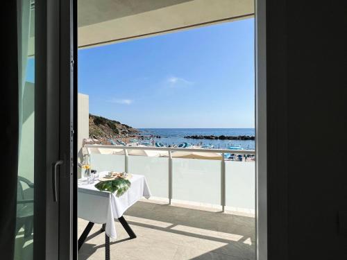 Hotel Rex Room Type - Triple Room with Sea View and Beach Access Hotel Rex Room Type - Triple Room with Sea View and Beach Access