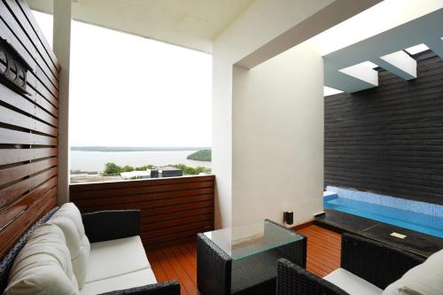 St Jacinto Island Villa By JadeCaps- Bay View and Infinity Pool Near Goa Airport