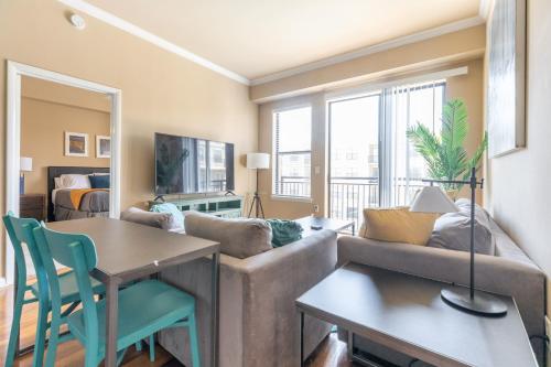 2BR Uptown Suite With Pool Gym & Fast Wi-Fi By ENVITAE - main image