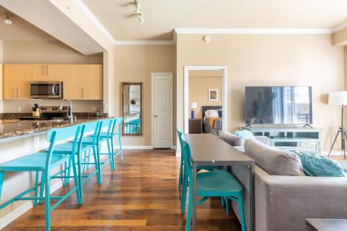2BR Uptown Suite With Pool Gym & Fast Wi-Fi By ENVITAE - image 9