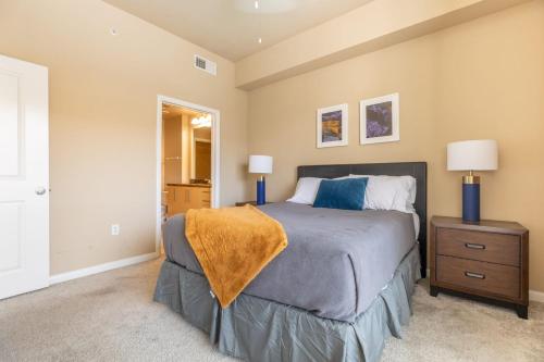 2BR Uptown Suite With Pool, Gym & Fast Wi-Fi By ENVITAE in Uptown