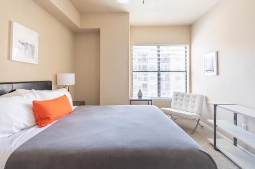 2BR Executive Suite With Pool Gym & Fast Wi-Fi By ENVITAE - main image