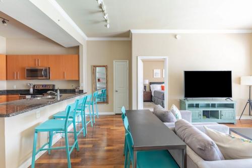 2BR Executive Suite With Pool, Gym & Fast Wi-Fi By ENVITAE in Uptown