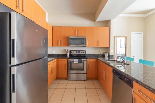 2BR Executive Suite With Pool Gym & Fast Wi-Fi By ENVITAE - image 12