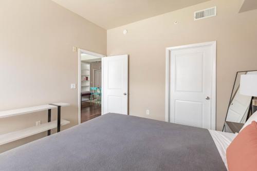Guestroom, 2BR Executive Suite With Pool, Gym & Fast Wi-Fi By ENVITAE in Uptown