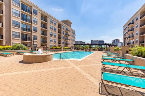 Swimming pool, 2BR Executive Suite With Pool, Gym & Fast Wi-Fi By ENVITAE in Uptown