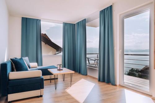 VILA PUPA , Elešec (VILA PUPA , Elesec) in Elshani