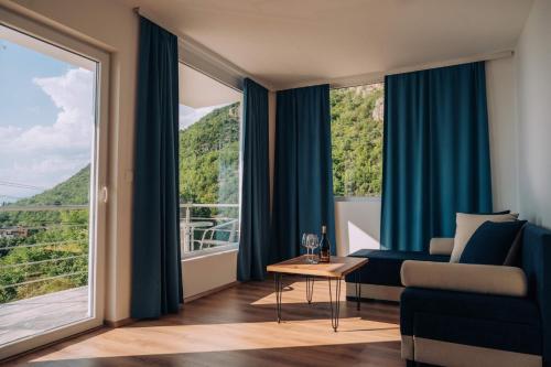 VILA PUPA , Elešec (VILA PUPA , Elesec) in Elshani