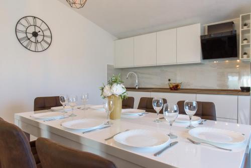 Poolincluded - Holiday Home Maslina in Donji Lepuri