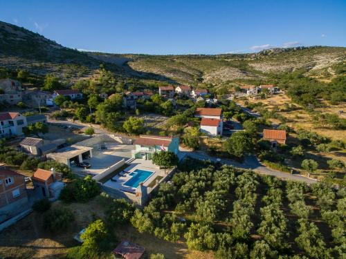 Poolincluded - Holiday Home Maslina in Donji Lepuri