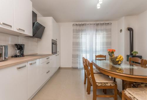 Poolincluded - Holiday Home Maslina in Donji Lepuri