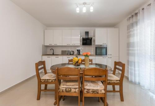Poolincluded - Holiday Home Maslina in Donji Lepuri