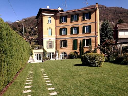 La casa liberty dei cipressi in Maccagno Inferiore