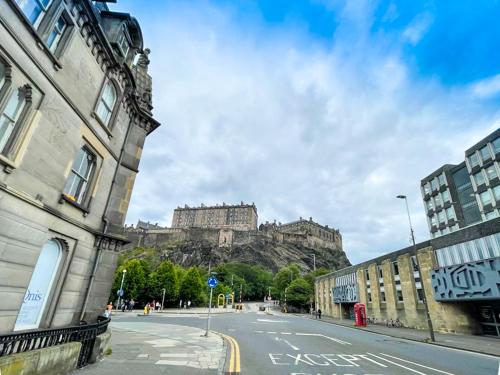 Open Plan 2 Bed Apt, Near Edinburgh Castle 2