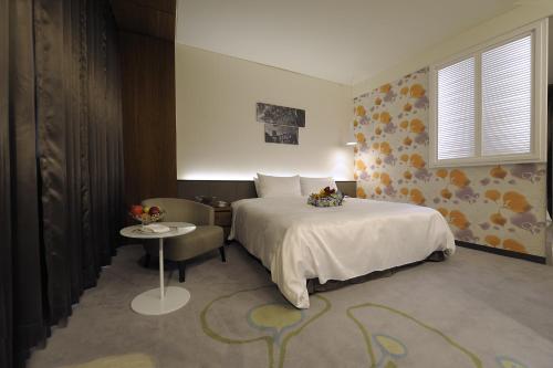 Deluxe Double Room image 2