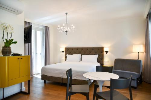 1 queen bed, 1 sofa bed
