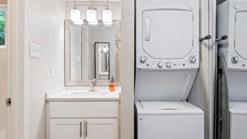 Cozy Efficiency Studios Close to Downtown and Domain in Austin, USA