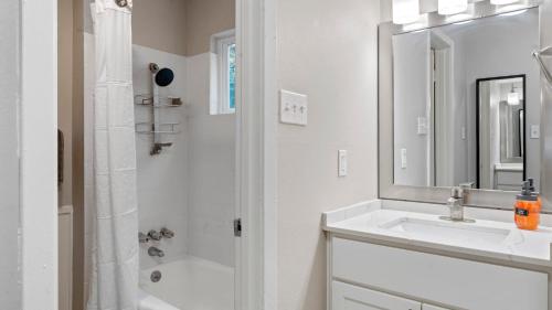 Cozy Efficiency Studios Close to Downtown and Domain in Austin, USA