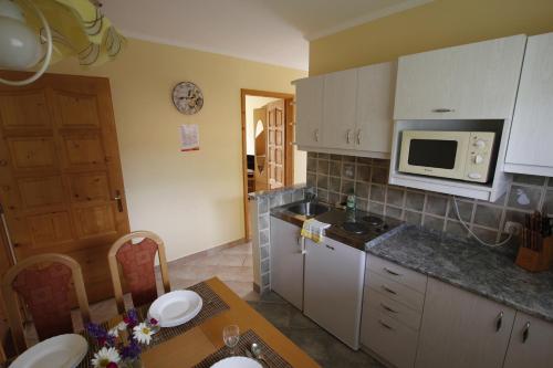 virtuve, Beautiful accommodation with garden in Balatonszepezd
