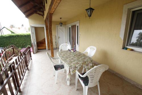 Balkons/terase, Beautiful accommodation with garden in Balatonszepezd