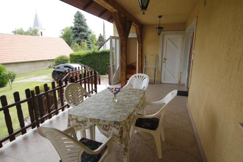 Balkons/terase, Beautiful accommodation with garden in Balatonszepezd