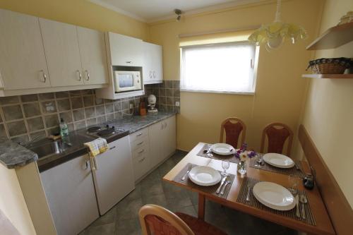 virtuve, Beautiful accommodation with garden in Balatonszepezd