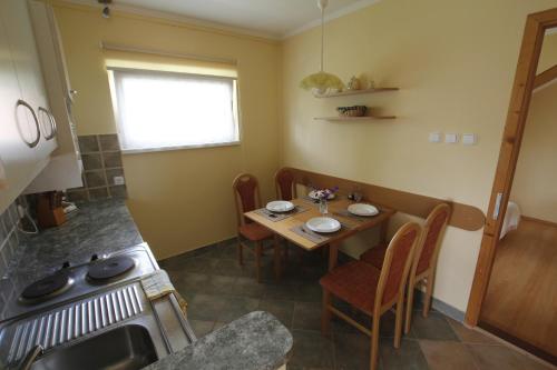 virtuve, Beautiful accommodation with garden in Balatonszepezd