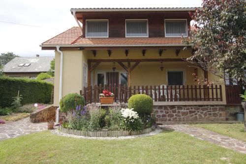 Viesnīcas āriene, Beautiful accommodation with garden in Balatonszepezd