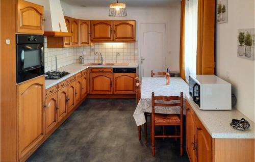 virtuve, Stunning Home In Allaire With Wifi in Allaire