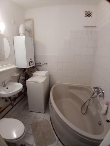 Bathroom, Encsi lak in Eszaki Varos