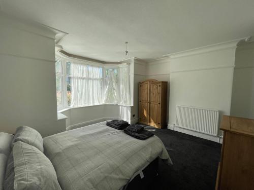 3 bedroom Garden apartment next to craig-y-don park