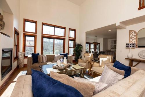 Immaculate 5BD Family Retreat in Edwards, USA