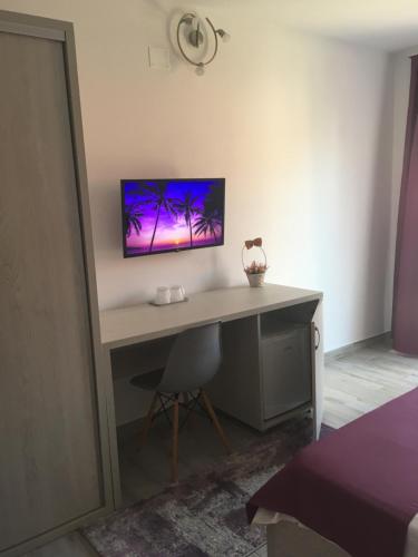 Double Room with Balcony image 10