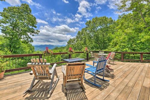 Luxe Cataloochee Cabin with Epic Mountain Views! in Waynesville, USA