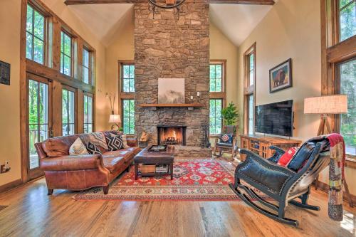 Eagle View Lodge - Luxury Home with Hot Tub!