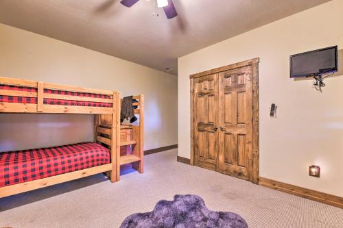 Eagle View Lodge - Luxury Home with Hot Tub!