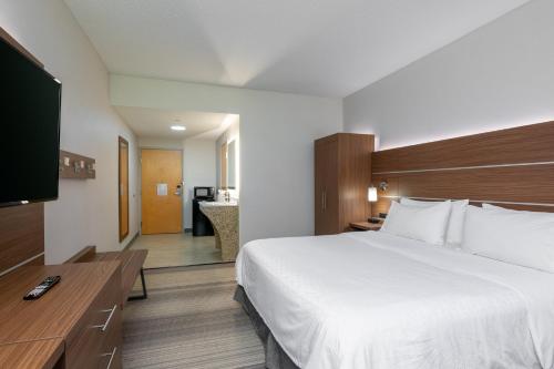 Holiday Inn Express Hotel & Suites Woodbridge, an IHG Hotel